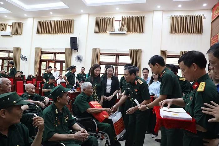 Đại tướng Nguyễn Tân Cương ân cần thăm hỏi sức khỏe và tặng quà các thương binh.