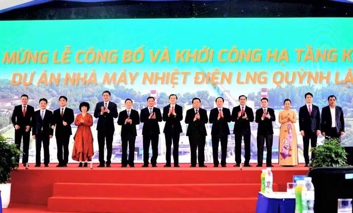 Các đồng chí lãnh đạo Đảng, Nhà nước, bộ, ngành Trung ương, tỉnh Nghệ An, nhà đầu tư chụp ảnh lưu niệm tại Lễ khởi công Dự án Nhà máy nhiệt điện LNG Quỳnh Lập vào ngày 18/5/2026.