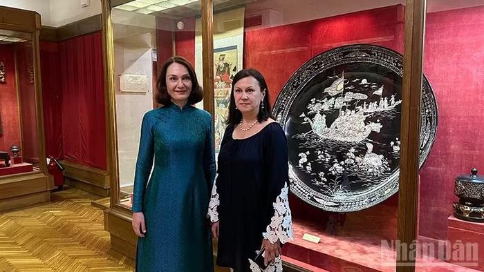 Phu nhân Đại sứ Liên bang bang Nga tại Việt Nam Elena Bezdetko chụp ảnh lưu niệm với cán bộ Bảo tàng quốc gia Phương Đông tại gian trưng bày các hiện vật nghệ thuật của Việt Nam. (Ảnh: XUÂN HƯNG)
