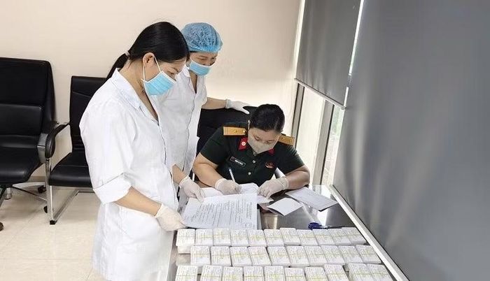 Đại diện hai đơn vị kiểm tra mẫu khi bàn giao.