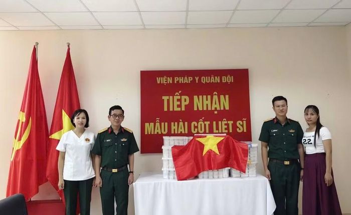 Thành viên Ban Chỉ đạo tìm kiếm, xác định danh tính liệt sĩ tỉnh Điện Biên bàn giao 668 mẫu hài cốt liệt sĩ cho Viện Pháp y Quân đội.