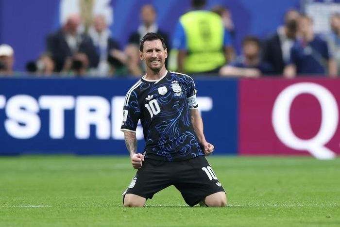  Messi tiếp tục tỏa sáng với 2 pha kiến tạo để Enzo Fernandez và Lautaro Martinez lập công, giúp Argentina vượt qua Anh 2-1 để vào trận chung kết World Cup 2026. (Ảnh: THX/TTXVN) 