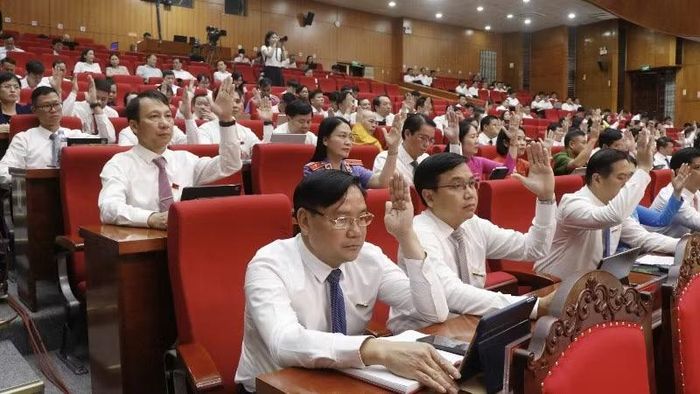 Các đại biểu biểu quyết thông qua các dự thảo Nghị quyết.