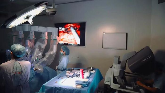Ê-kíp các bác sĩ Bệnh viện K phẫu thuật cho người bệnh mắc ung thư trực tràng.