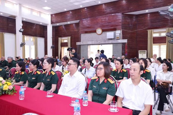 Đoàn cán bộ, thầy thuốc của Bệnh viện Trung ương Quân đội 108 đã ân cần thăm hỏi, động viên các thương binh, bệnh binh và người có công tại Trung tâm Điều dưỡng thương binh Thuận Thành.