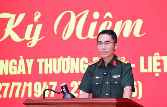 Đại tá Nguyễn Hùng Mạnh, Phó Chủ nhiệm Chính trị Bệnh viện Trung ương Quân đội 108 phát biểu.