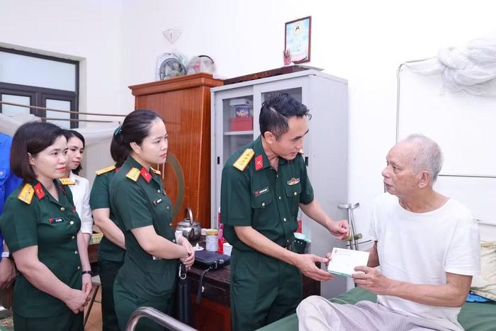 Đại tá Nguyễn Hùng Mạnh – Phó Chủ nhiệm Chính trị Bệnh viện Trung ương Quân đội 108 tặng quà thương, bệnh binh tại Trung tâm.