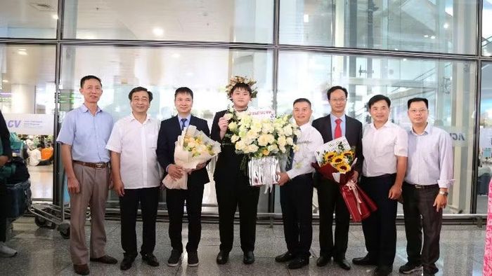Lãnh đạo Sở Giáo dục và Đào tạo, Trường trung học phổ thông Chuyên Bắc Ninh chúc mừng Tạ Ngọc Minh và các thầy giáo tham gia Đoàn.