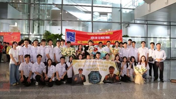 "Chàng trai vàng" Olympic Vật lý quốc tế năm 2026 trong vòng tay chào đón của thầy cô và bạn bè.