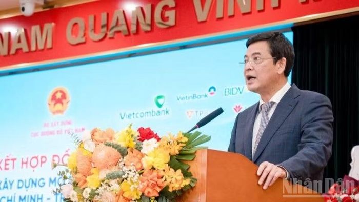 Thứ trưởng Xây dựng Bùi Xuân Dũng phát biểu ý kiến chỉ đạo.