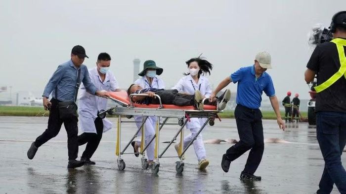 Đội Y tế khẩn nguy cũng triển khai lực lượng sơ cấp cứu, tiến hành cấp cứu cho 6 hành khách giả định bị thương, mắc kẹt trong thân tàu bay.