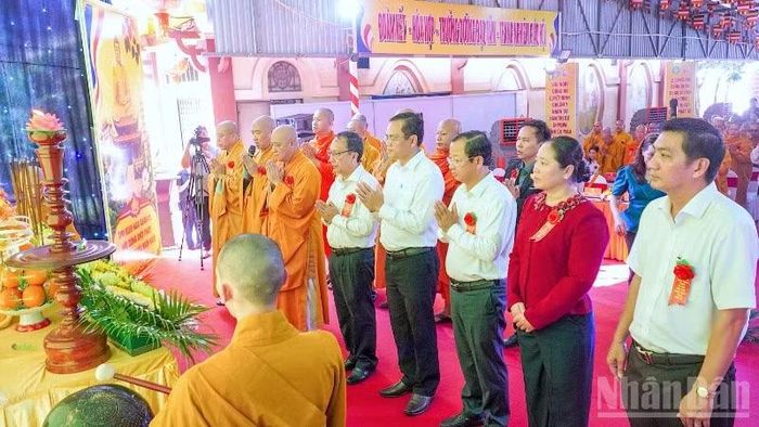 Các đại biểu thực hiện nghi thức động thổ công trình tu bổ Di tích quốc gia chùa Phật Tổ tại Cà Mau.