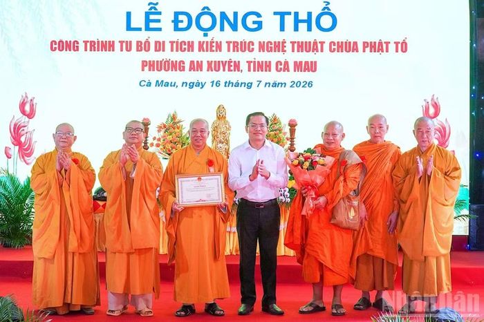 Phó Chủ tịch Ủy ban nhân dân tỉnh Cà Mau Ngô Vũ Thăng (đứng giữa) tặng Bằng khen cho Ban Trị sự Giáo hội Phật giáo Việt Nam tỉnh Cà Mau tại lễ động thổ.