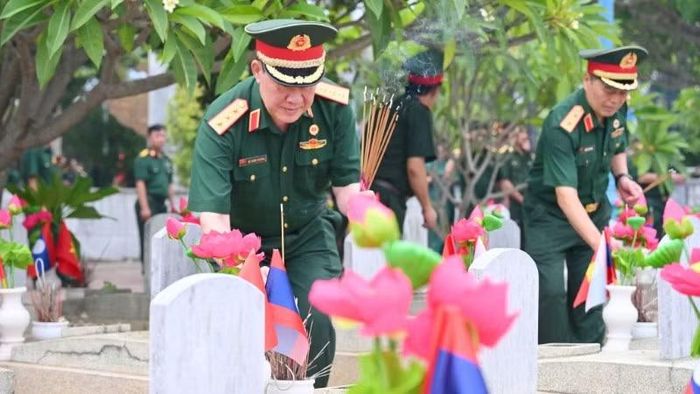 Thượng tướng Bế Xuân Trường, Phó Chủ tịch Ủy ban Trung ương Mặt trận Tổ quốc Việt Nam, Chủ tịch Hội Cựu chiến binh Việt Nam và các đại biểu thắp hương tại phần mộ các liệt sĩ ở Nghĩa trang Liệt sĩ Quốc tế Việt-Lào.