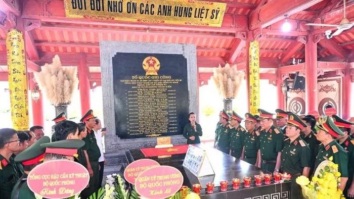 Đoàn công tác Trung ương Hội Cựu chiến binh Việt Nam dâng hoa, dâng hương tưởng niệm các Anh hùng liệt sĩ tại Khu Di tích lịch sử quốc gia Truông Bồn.
