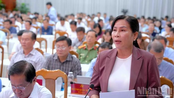 Phó Chủ tịch Hội đồng nhân dân tỉnh Cà Mau Lê Thị Nhung (đứng) phát biểu ý kiến tham luận tại hội nghị.