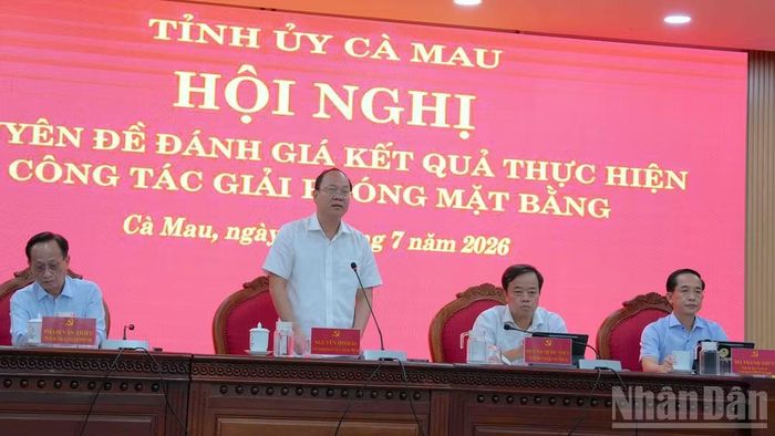 Đồng chí Nguyễn Hồ Hải, Ủy viên Trung ương Đảng, Bí thư Tỉnh ủy Cà Mau (đứng) phát biểu chỉ đạo và kết luận tại hội nghị.