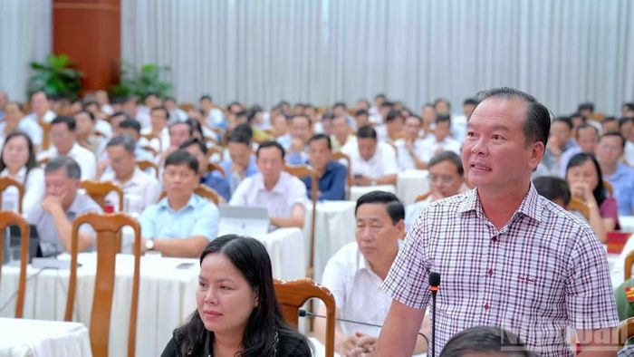 Bí thư Đảng ủy xã Sông Đốc (tỉnh Cà Mau) Mã Minh Tâm (đứng) nêu lên một số khó khăn tại địa phương trong công tác giải phóng mặt bằng.