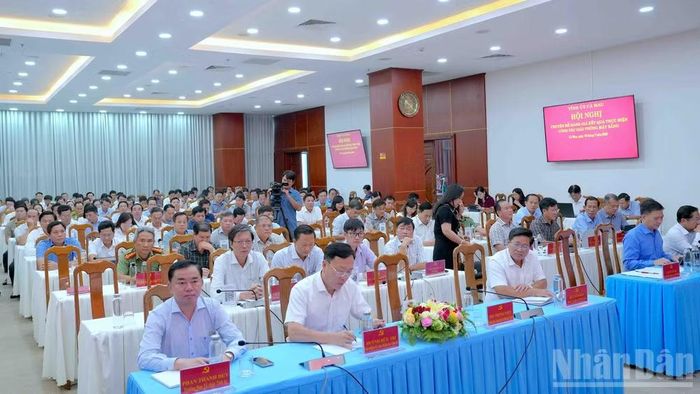 Các đại biểu cấp tỉnh và lãnh đạo cấp ủy, chính quyền các xã, phường trong tỉnh Cà Mau tham dự hội nghị.