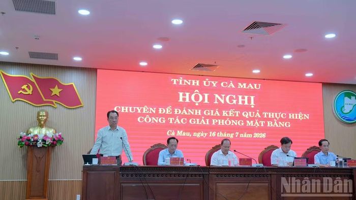 Phó Bí thư Tỉnh ủy, Chủ tịch Ủy ban nhân dân tỉnh Cà Mau Lữ Quang Ngời (bìa trái) phát biểu ý kiến tại hội nghị.