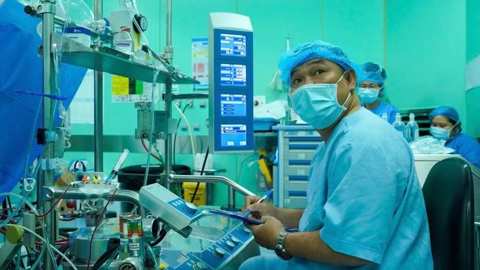 Ê-kíp vận hành hệ thống tuần hoàn ngoài cơ thể (ECMO) kiểm soát từng chỉ số sinh tồn của bệnh nhân trong quá trình ghép tim.