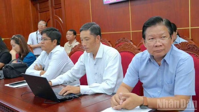 Các đại biểu sở, ngành đầu cầu cấp tỉnh tại Cà Mau tham dự hội nghị.