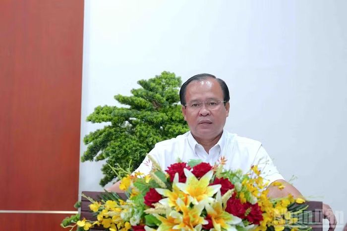 Phó Chủ tịch Ủy ban nhân dân tỉnh Cà Mau Nguyễn Minh Luân phát biểu ý kiến tại hội nghị.