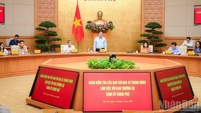 Đồng chí Phạm Gia Túc, Ủy viên Bộ Chính trị, Phó Bí thư Thường trực, Phó Thủ tướng Thường trực, Trưởng ban Chỉ đạo 35 Đảng ủy Chính phủ phát biểu tại buổi làm việc. (Ảnh: BẢO LONG)