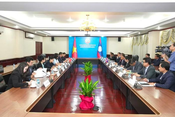 Thứ trưởng Ngoại giao Lào Phongsavanh Sisoulath và Thứ trưởng Lê Thị Thu Hằng đồng chủ trì buổi làm việc song phương về công tác kiều dân.(Ảnh: Ủy ban Nhà nước về người Việt Nam ở nước ngoài cung cấp)