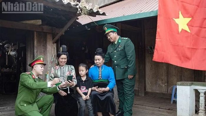 Công an xã biên giới Chiềng Khương phối hợp lực lượng Biên phòng hỗ trợ người dân cài đặt và sử dụng VNeID mức độ 2.