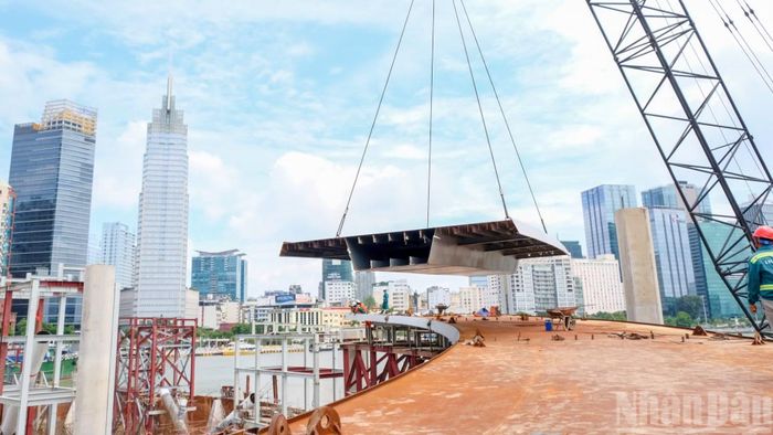 Cầu đi bộ qua sông Sài Gòn đang được đẩy nhanh tiến độ.