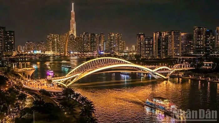 Bộ phận Quản lý dự án cũng cho hay, một hạng mục rất quan trọng của công trình là Cầu thép dài 187m (rộng 11 m) bắc qua sông nối hai trụ cầu chính đang được thi công ở Vũng Tàu. Sau đó vận chuyển về khu vực công trình, gắn vào hai đầu cầu, dự kiến khoảng thời gian thực hiện công đoạn này vào ngày 20/8. Gắn vào Cầu thép là mái vòm treo hình lá dừa nước, theo mô hình “3D” đang được thực hiện cũng đòi hỏi cao về kỹ thuật thi công.( Ảnh. Ban quản lý dự án)