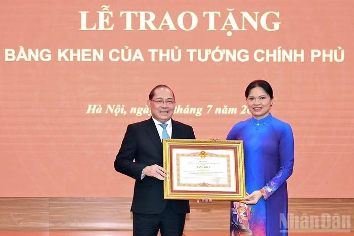 Phó Chủ tịch Ủy ban Trung ương Mặt trận Tổ quốc Việt Nam Hoàng Công Thủy (bên trái) đón nhận Bằng khen của Thủ tướng Chính phủ tại Hội nghị.