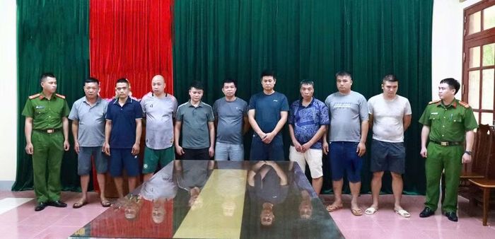 Các đối tượng tham gia đường dây cá độ bóng đá với tổng số tiền khoảng 1,5 tỷ đồng tại cơ quan điều tra.