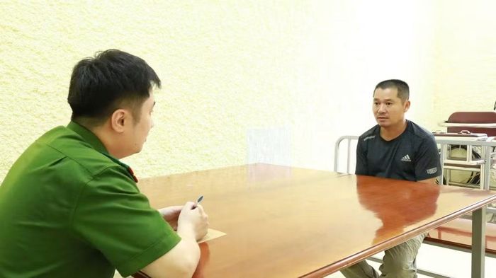 Lực lượng công an tiến hành thẩm vấn các đối tượng.
