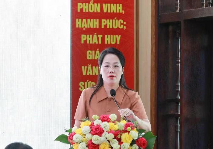 Chủ tịch Ủy ban nhân dân xã Hy Cương Nguyễn Thu Hiền phát biểu tham luận tại Hổi thảo.