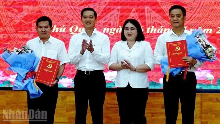 Lãnh đạo Đảng ủy và Ủy ban nhân dân đặc khu Phú Quốc tặng hoa chúc mừng đồng chí Đinh Văn Nơi và đồng chí Lê Quốc Anh.
