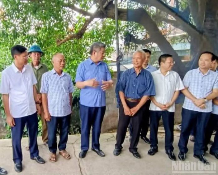 Chủ tịch Ủy ban nhân dân tỉnh Hưng Yên ghi nhận việc làm tâm huyết của ông Riệc khi tự bỏ tiền xây cầu.
