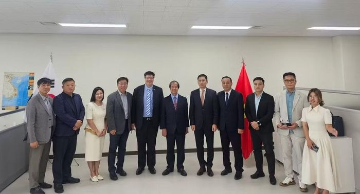 Đoàn công tác chụp ảnh cùng lãnh đạo Hiệp hội Doanh nhân và Đầu tư Việt Nam-Hàn Quốc và các thành viên tham dự buổi làm việc.
