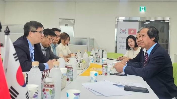 Quang cảnh buổi làm việc.