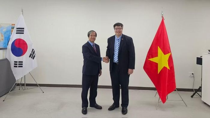 Phó Trưởng Ban Chính sách và Chiến lược Trung ương Nguyễn Kim Sơn và Hiệp hội Doanh nhân và Đầu tư Việt Nam-Hàn Quốc Trần Hải Linh.