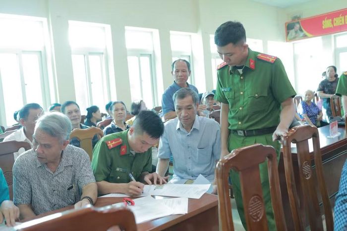 Lực lượng Công an lấy thông tin của các thân nhân liệt sĩ.
