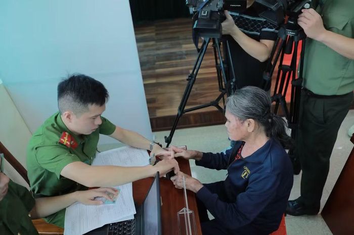 Lấy mẫu sinh phẩm ADN thân nhân liệt sĩ chưa xác định được thông tin.
