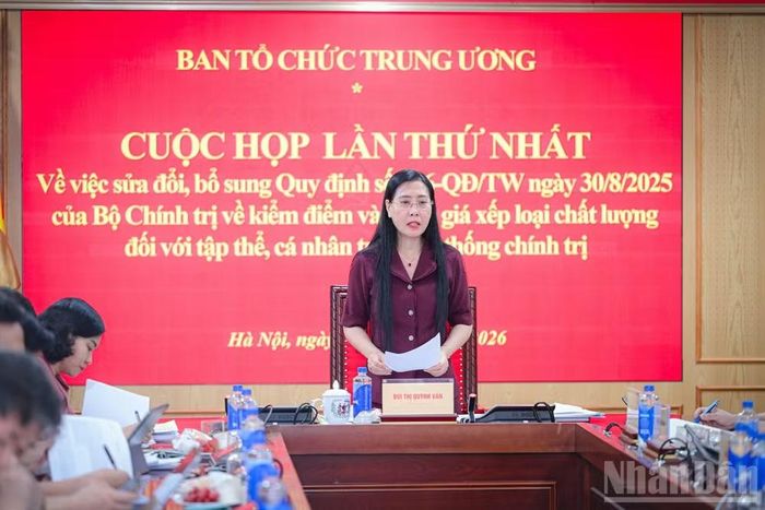 Đồng chí Bùi Thị Quỳnh Vân định hướng cuộc họp. (Ảnh: BẢO LONG)