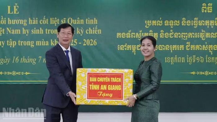 Ban Chuyên trách tỉnh An Giang trao tặng quà cho Ban Chuyên trách tỉnh Kampot.