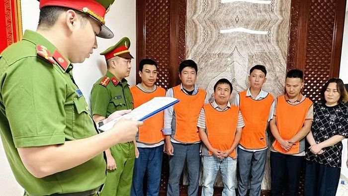 Cơ quan Công an thi hành quyết định khởi tố các bị can.