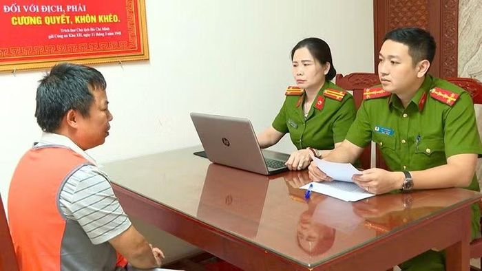 Công an lấy lời khai của đối tượng Đào Xuân Trường.