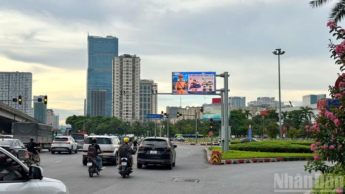 Dữ liệu từ hàng nghìn camera giám sát trên toàn thành phố được xử lý bằng trí tuệ nhân tạo (AI) trước khi truyền tới các bảng điện tử.