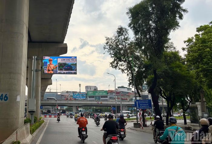 Từ ngày 15/7, Hà Nội chính thức đưa vào vận hành 36 màn hình LED thông tin giao thông điện tử (VMS) tại nhiều tuyến đường và nút giao trọng điểm trên địa bàn thành phố.