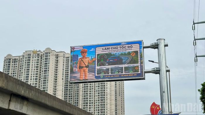 Nhiều màn hình được bố trí tại các cửa ngõ và nút giao trọng điểm như Võ Chí Công, Võ Văn Kiệt, Quang Trung, cầu vượt Mai Dịch, Khuất Duy Tiến, Trung Kính và nhiều tuyến đường huyết mạch khác.
